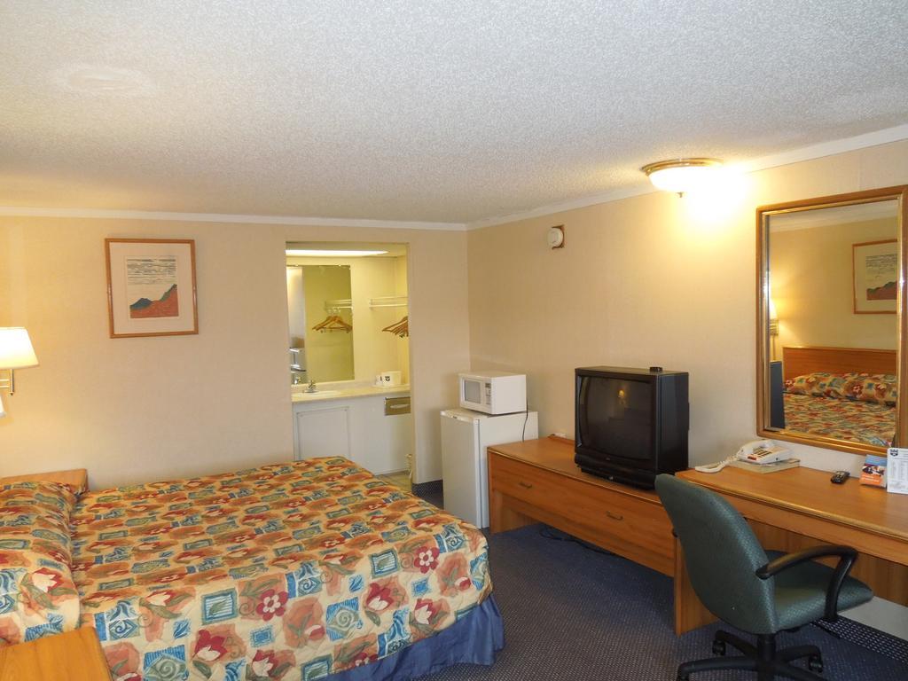 Knights Inn Toledo West Dış mekan fotoğraf