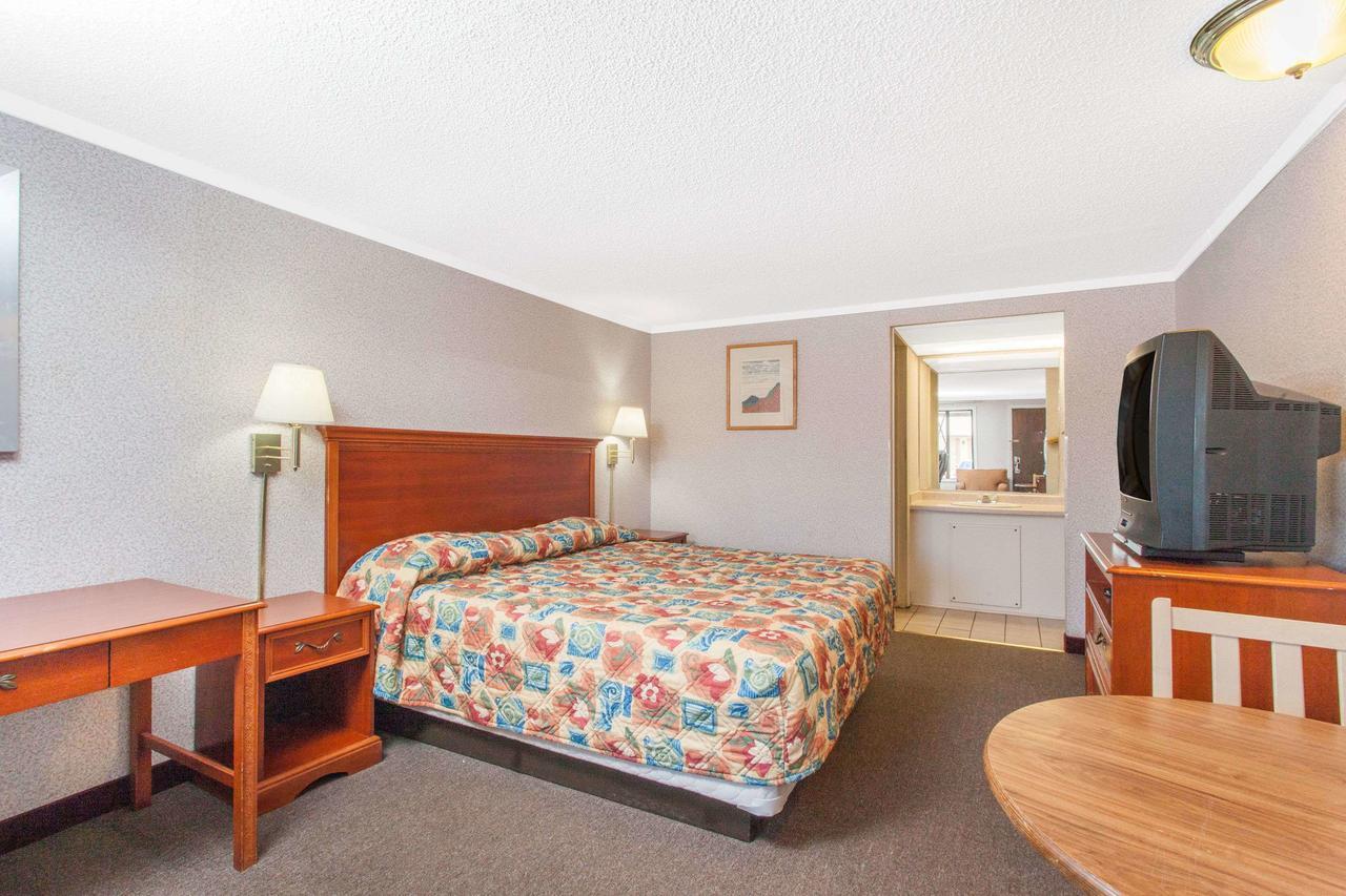 Knights Inn Toledo West Dış mekan fotoğraf
