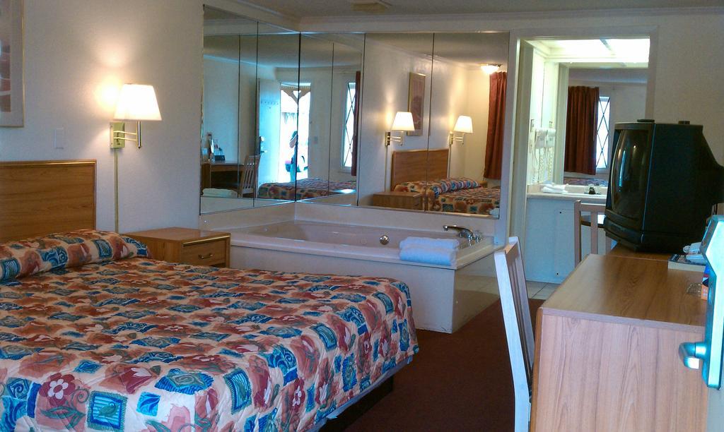 Knights Inn Toledo West Dış mekan fotoğraf